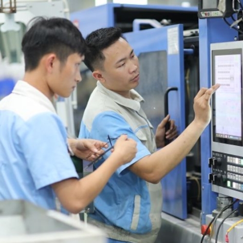 Cách vận hành máy CNC cho người mới: Quy trình 5 bước vận hành an toàn và chuẩn xác