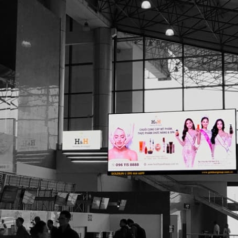 Thông qua sử dụng màn hình led để tăng trải nghiệm và doanh thu bán hàng của sân bay
