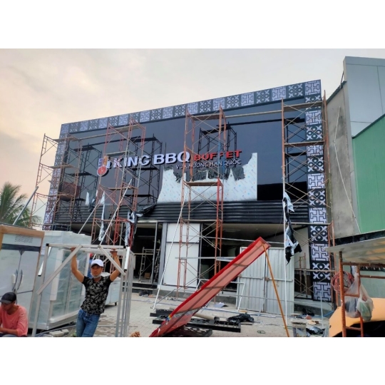 Tìm kiếm đơn vị chuyên thi công bảng hiệu ngoài trời